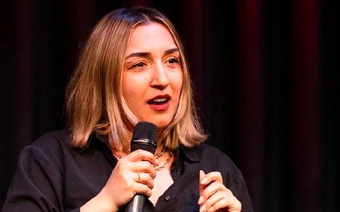 Özge Özel - Stand Up