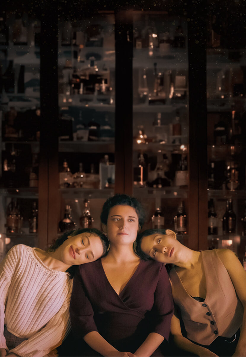 İki Kent Arasında Bir Bar Masasında