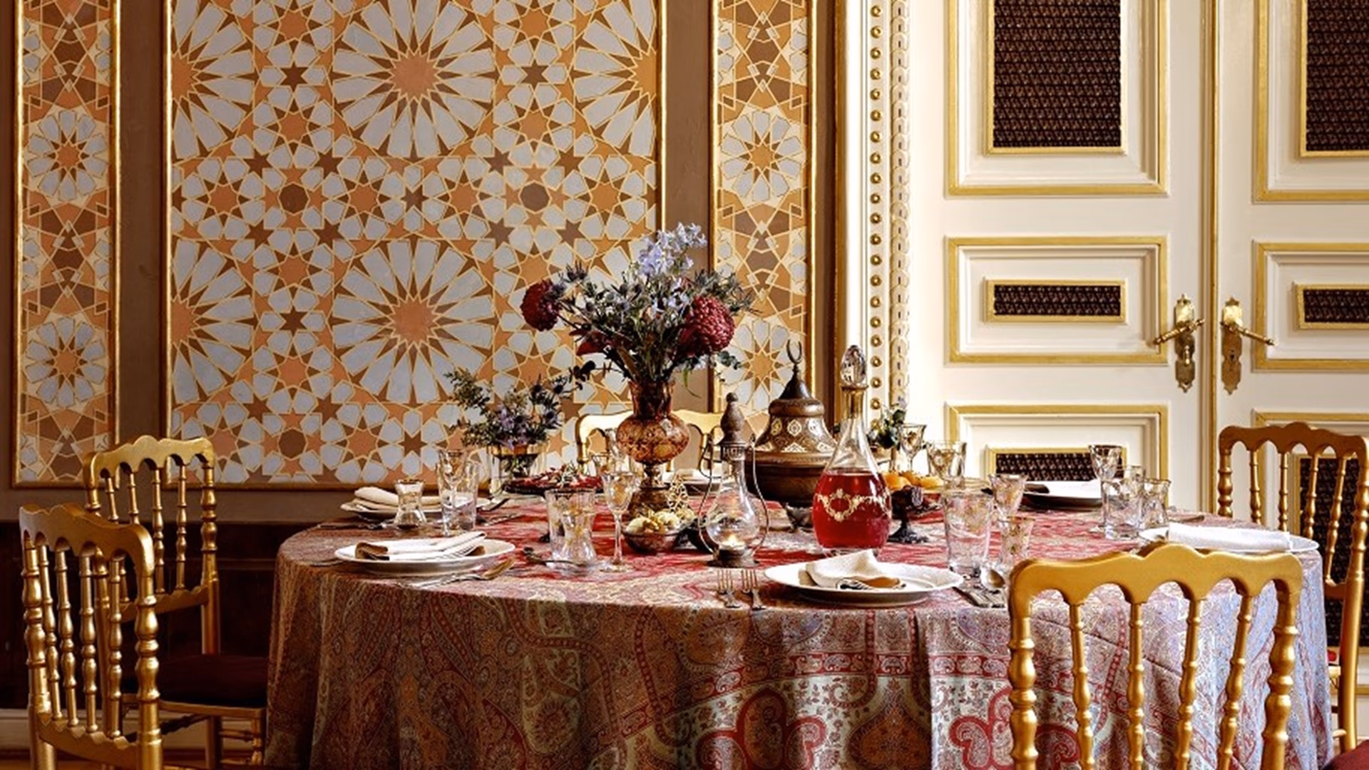 Boğaz'da Altın Kızlar'la Fasıl Eşliğinde İftar